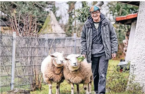  ?? FOTO: LARS FRÖHLICH ?? Markus Gehling mit den Schafen Pünktchen und Anton