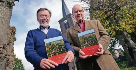  ?? RP-FOTO: KLAUS-DIETER STADE ?? Mit dem Buch „Mehr - Heimat mit Geschichte“: Autor Johannes van Lier und Hans-Gerd Kersten, von links.