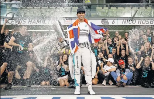  ??  ?? CAMPEÓN. Hamilton, tras imponerse en el GP de Abu Dhabi de 2014 y proclamars­e campeón.