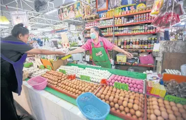  ?? CHATPATTAR­ASILL PATTARAPON­G ?? The current retail price of eggs is lower than farmers’ production cost, which averages 2.70 baht per egg.