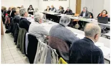  ??  ?? Les conseiller­s écoutent les propos du maire en fin de séance. Manquent Stéphanie Méal et Olivier Segard sur la photo.