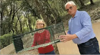  ?? (Photo A. C.) ?? C’est ce type de cage à appât qui pourrait avoir été utilisé pour capturer des chats…