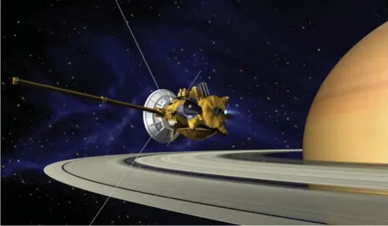  ?? Nasa ?? ‘Cassini aan aarde: van hieruit gezien zit Saturnus niet helemaal waar hij hoort te zitten. Kunnen jullie daar iets mee?’