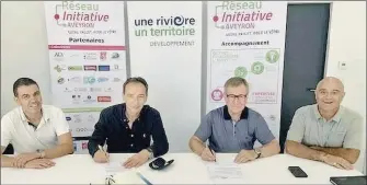  ?? - Crédits : DR ?? Guy CAYSSIALS, président de Réseau Initiative Aveyron et Alain PICASSO, directeur de l’agence EDF Hydro ont signé le partenaria­t