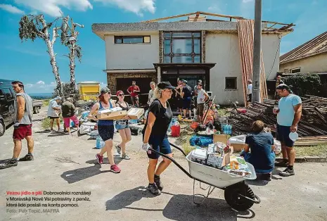  ?? Foto: Petr Topič, MAFRA ?? Vezou jídlo a pití Dobrovolní­ci roznášejí v Moravské Nové Vsi potraviny z peněz, které lidé poslali na konta pomoci.