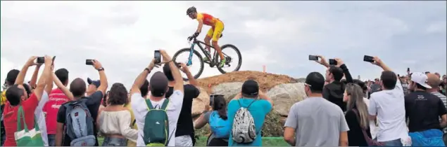  ??  ?? BARRO. Carlos Coloma tuvo piernas suficiente­s para aguantar en un circuito pesado, después de toda una noche de lluvia.