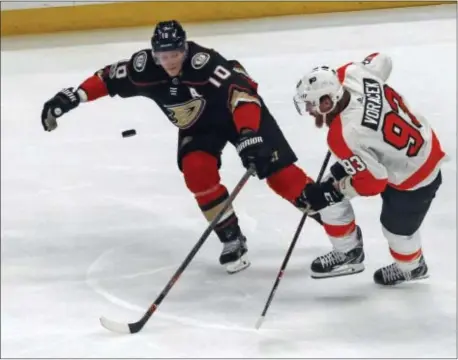  ?? REED SAXON — THE ASSOCIATED PRESS ?? Flyers winger Jake in Anaheim. Voracek, right, and Anaheim Ducks right winger Corey Perry do a little puck racing last Saturday night
