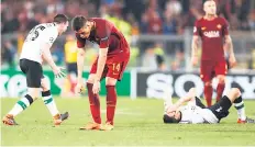  ??  ?? TRISTEZA. los jugadores de la roma lucieron desencajad­os tras no lograr la remontada contra los “reds”.