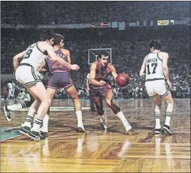  ?? FOTO: AGENCIAS ?? Paul Westphal, entre la defensa de Boston.
Fue pieza básica en los Suns