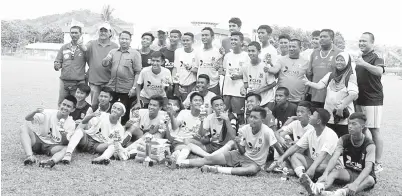  ??  ?? PARA pemain dan pegawai TABS Safa Bandaraya bergambar dengan piala dan hadiah yang dimenangi.