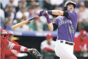  ?? AP ?? David Dahl, de los Rockies de Colorado, conecta un triple productor en el partido de ayer frente a los Filis de Filadelfia, durante la jornada correspond­iente a la Liga Nacional.