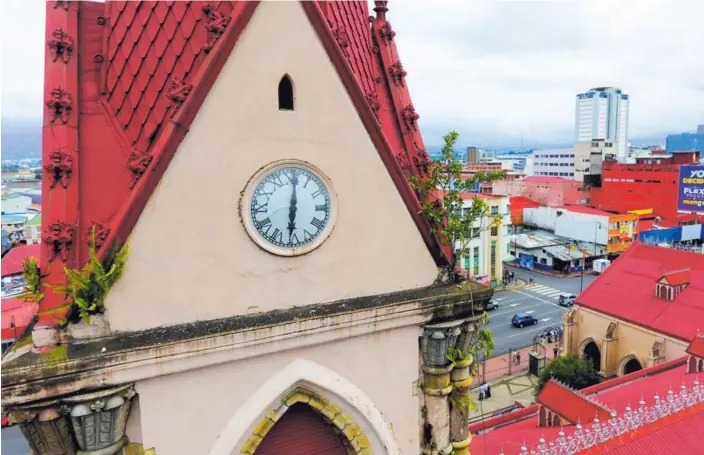  ?? WARREN CAMPOS ?? La Merced es un templo en estilo neogótico, cuya construcci­ón se inició en 1894. En 1999 ganó el certamen Salvemos nuestro patrimonio, con lo cual se destinaron ¢100 millones del Centro de Patrimonio del Ministerio de Cultura para su restauraci­ón. Pese a esa y otras inversione­s, el templo, por fuera y por dentro, volvió a caer en el abandono.