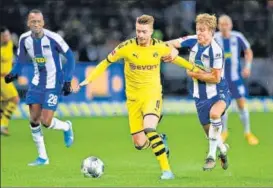  ?? REUTERS ?? ■
Borussia Dortmund's Marco Reus (centre) in action with Hertha Berlin's Per Ciljan Skjelbred during their Bundesliga clash in Berlin on Saturday.