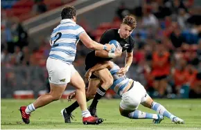  ??  ?? Beauden Barrett tries to crack the Pumas’ tough defence on Saturday.