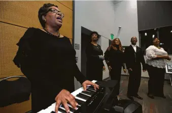  ?? Yi-Chin Lee / Staff photograph­er ?? Third Ward Community Choir Director Sharon Richards leads in song at an event kicking off the revived Red Book project, an effort to compile stories, photograph­s and artifacts in Third Ward.