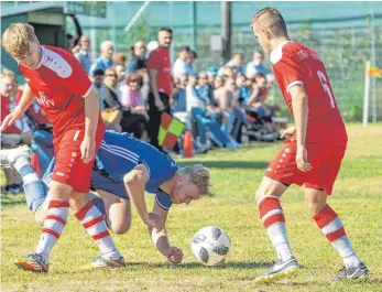  ?? FOTO: CHRISTIAN FLEMMING ?? Ein kleiner Platz ist nicht immer von Vorteil für das Heimteam. In Nonnenhorn zeigte Tettnang eine gute Leistung und bezwang die SGM Hege mit 2:0. Thomas Buchmaier (links) und Simeon Witzemann stoppen Heges Timo Kiefer.