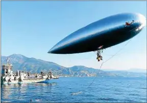  ??  ?? Avec son imposant aérosial, un Niçois rêve de rallier l’Ile de Beauté.