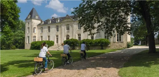  ??  ?? Château de Reignac a développé une véritable offre oenotouris­tique avec des dégustatio­ns à l’aveugle dans le pigeonnier.