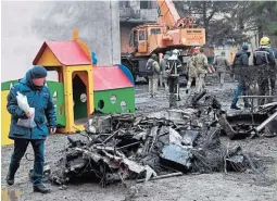  ?? ?? ESCENA. Los bomberos trabajan cerca del lugar donde un helicópter­o se estrelló cerca de un jardín de infantes en Brovary.