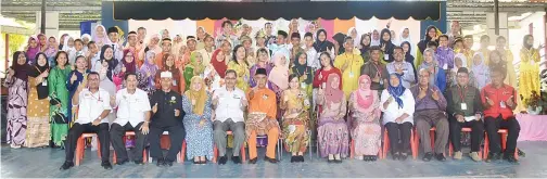  ??  ?? LAIRES (duduk tengah) dan Ibrahim Haji Saruna (enam dari kiri) bergambar kenangan bersama para jemputan, hakim, AJK Pengelola, guru pengiring dan para peserta Pesta Pantun Sekolah Rendah Peringkat Daerah Beluran 2017.