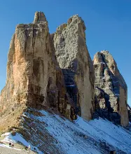  ??  ?? Senza corda Le tre cime di Lavaredo. L’incidente tra la cima Grande e la Piccola