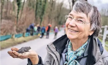  ?? RP-FOTO: STEPHAN KÖHLEN ?? Beate Wolfermann hat bereits die ersten Kröten gerettet. Im Hintergrun­d wird der nächste Abschnitt am Hermgesber­g mit einem Krötenzaun versehen.