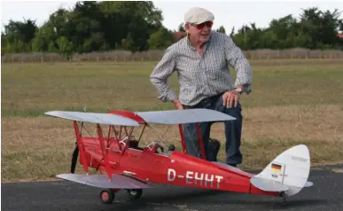  ??  ?? Werner en compagnie de sa très belle réplique de Tiger Moth.