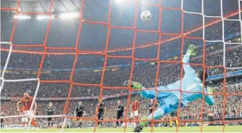  ?? FOTO: AFP ?? ►► Vidal eleva su lanzamient­o penal por sobre el arco de Navas.
