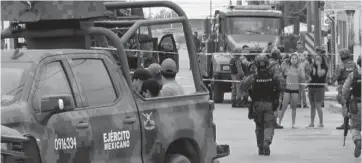  ?? FOTO: DEBATE ?? Videos posteriore­s a la presunta ejecución extrajudic­ial de cinco jóvenes en Nuevo Laredo mostraron un caos entre los soldados y la sociedad.