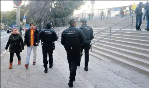  ??  ?? CONTROL EN TODA LA CIUDAD. La llegada de 5.000 hinchas del París Saint Germain provocará que aumente mucho la seguridad.