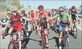  ?? FOTO: EFE ?? Froome, Nibali y Zakarin en el tradiciona­l brindis camino de las calles de Madrid