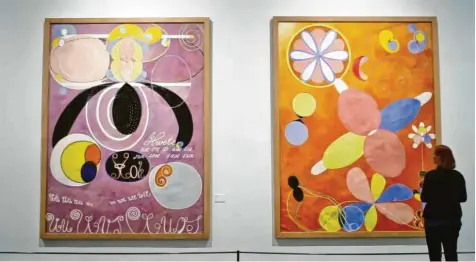  ?? Foto: Aus dem Film „Jenseits des Sichtbaren“ ?? Zwei Gemälde der schwedisch­en Malerin Hilma af Klint (1862–1944).