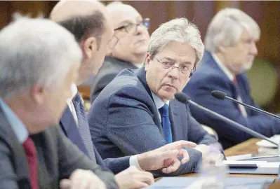  ?? Ansa/LaPresse ?? Il moderato bipartisan Paolo Gentiloni durante una riunione del Cipe. Sotto, Maria Elena Boschi