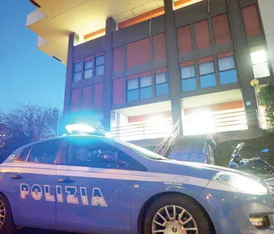  ?? (Foto Sartori) ?? Il dramma La polizia davanti al condominio del Palladio in cui abitava Maria