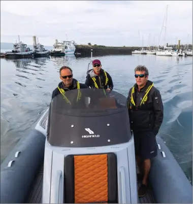  ??  ?? Notre équipage quitte la marina du Moulin-Blanc au petit matin à bord d’un Highfield Sport 800, en priant les dieux pour quelques éclaircies ! Le moteur est un V6 Honda de 250 chevaux.