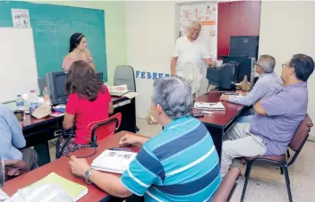  ??  ?? Hace 20 años Virgilio Arteaga González fundó la Asociación Civil Abuelos Trabajando y hoy tiene una escuela donde les imparte capacitaci­ón en computació­n, inglés, fisioterap­ia y enfermería, entre otras áreas.