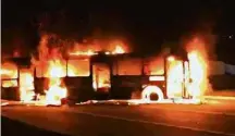  ?? Reprodução ?? Ônibus incendiado em Angra dos Reis (RJ)