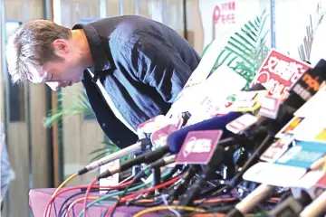  ??  ?? Andy bowing to members of the press after apologisin­g to his wife Sammi Cheng.