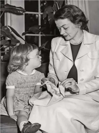  ??  ?? MARION DONOVAN shows a young friend how her Boater diaper cover works ca. 1950.