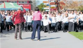  ?? Photo / Supplied ?? Karamu High School students, staff and the wider community perform a haka for Wayne Wooster (left) and his partner Roz Barley.