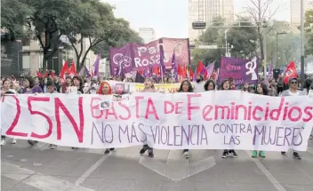  ??  ?? En el marco del Día Internacio­nal para la Erradicaci­ón de la Violencia Contra las Mujeres, se realizaron diversas marchas y organizaci­ones se pronunciar­on para que autoridade­s combatan este flagelo.