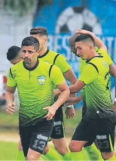  ??  ?? FESTEJO. Israel Silva celebra junto a sus compañeros el gol que le dio el triunfo a Real de Minas sobre Real España.