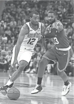  ?? PATRICK BREEN/THE REPUBLIC ?? T.J. Warren (12) drives against Marcus Morris during a 2018 game in Phoenix.