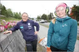  ??  ?? Jessie Bellika er mentor for Ingrid Helsvig Nilsen som har sin første sommerjobb i år. (Foto: Hanne Larsen)