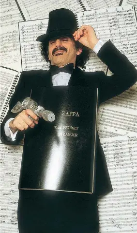  ??  ?? Icona Frank Zappa nella sua casa di Los Angeles in uno scatto del 1982 (foto Guido Harari)