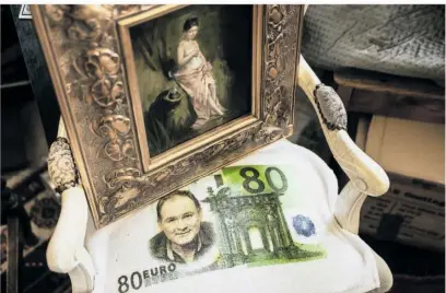  ?? FOTO: OLIVER BERG/DPA ?? Ein auf ein Handtuch gedruckter 80 -Euroschein liegt beim TrödelHänd­ler Waldi Lehnertz auf einem Stuhl.