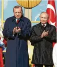  ?? Foto: dpa ?? Applaus, Applaus – Recep Tayyip Erdo gan empfängt Wladimir Putin.