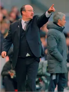  ??  ?? Rafa Benitez, 57 anni, e José Mourinho, 55, ieri a Newcastle GETTY