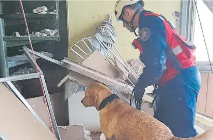  ?? ?? Rescate. Minutos después del derrumbe trágico, bomberos ingresaron adonde murieron dos personas.