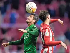  ?? ?? SERGIO ESCUDERO, del Granada, peina un balón frente a Sime Vrsaljko, del Atlético de Madrid